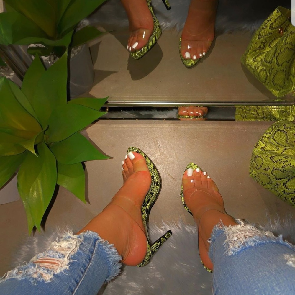 🚨//Hot Babe Summer// Neon Green heel - Picture 2 of 7
